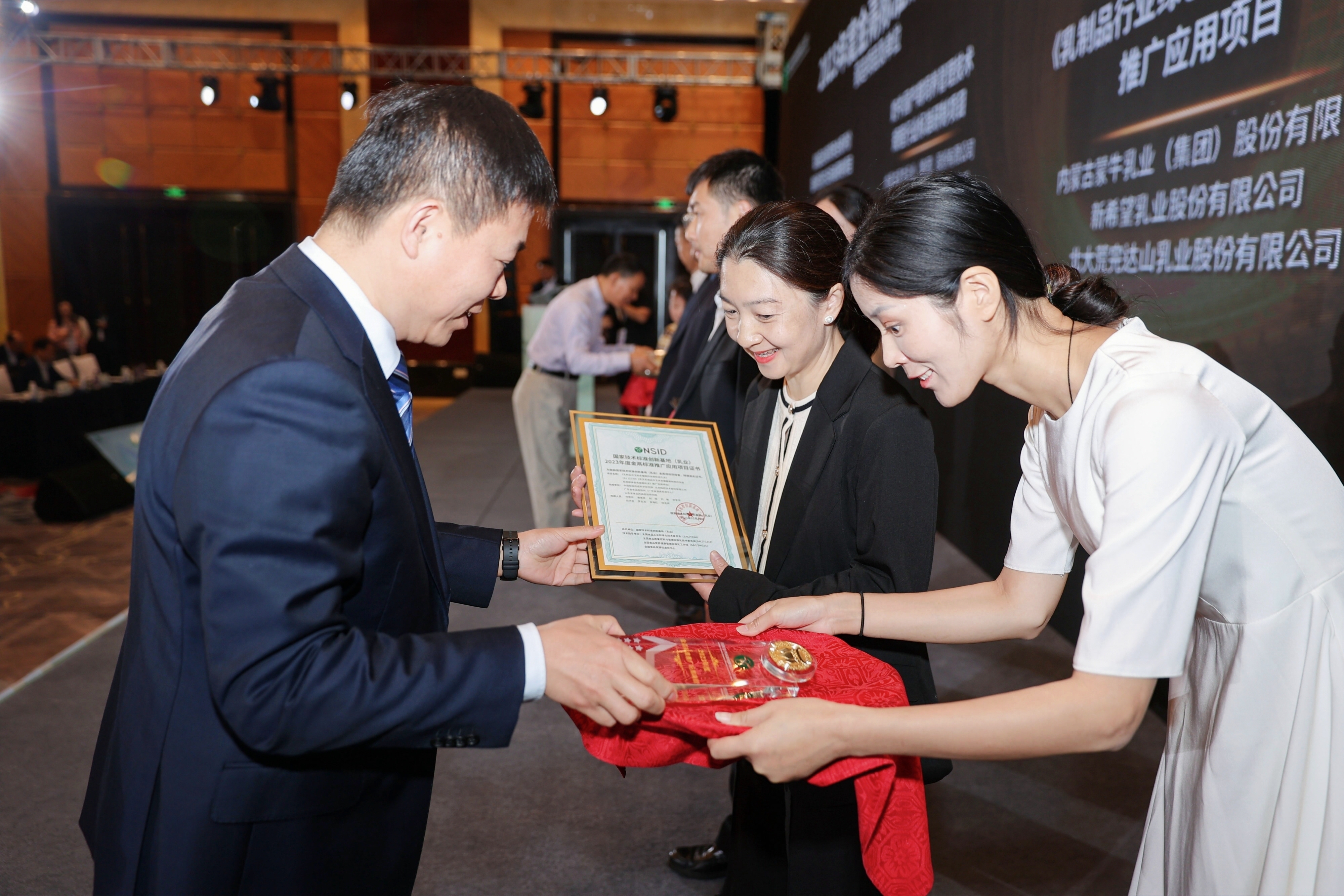 熱烈祝賀北京陸橋榮獲“2023年度金鬲?jiǎng)?chuàng)新項(xiàng)目獎(jiǎng)” 熱烈祝賀北京陸橋榮獲“2023年度金鬲?jiǎng)?chuàng)新項(xiàng)目獎(jiǎng)”